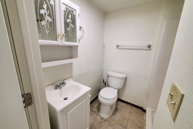 Bathroom - 3 Bed / 2 Bath, Close to NAU North Campus, Utilities Included, 3 Parking Spots Duplex