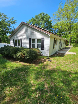 Outside view - Quiet Bungalow Close to Campus House