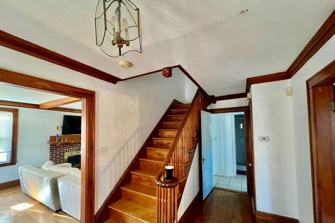 ... - ENORMOUS 8 bed / 4 bath house for rent on Lake St. Brighton (09/01/2027)