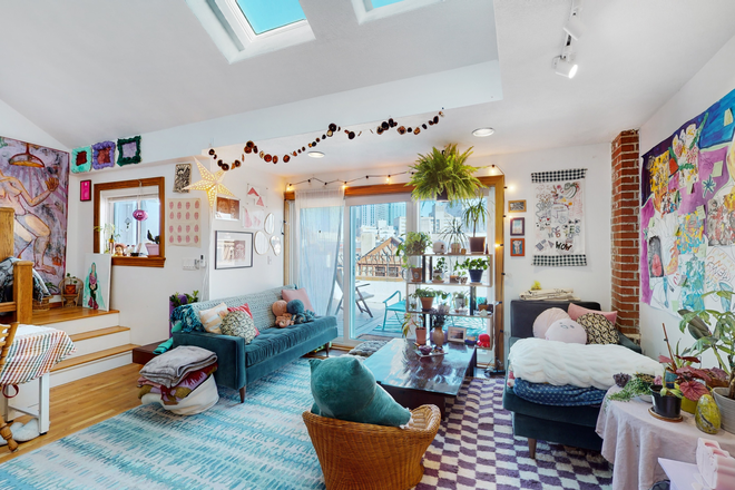 Call NOW for showings! 617-236-8600 - HEMENWAY ST - HUGE TOP FLR LOFTY DUPLEX 3BR W/ 2 BATH, IN UNIT LNDRY, DW, AC, BLCNY AVAIL *9/1/2026*