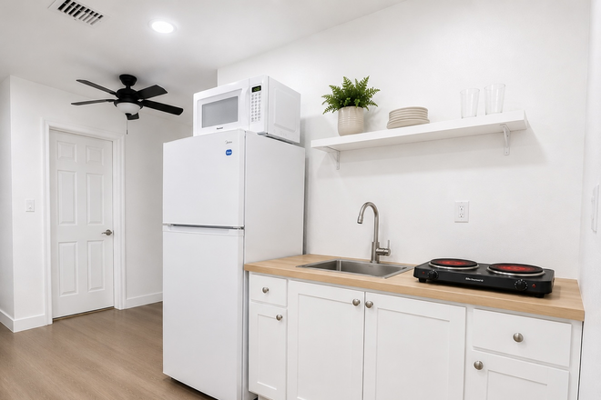 Kitchenette - 2 Bed/1 Bath 0.4 miles from FAU! 20-minute walk from FAU campus. House