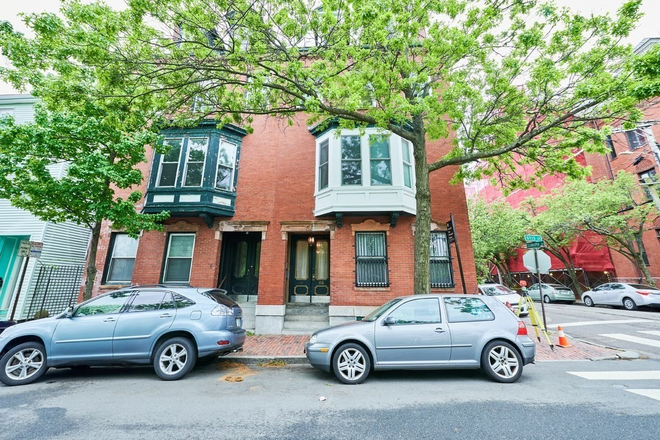 Facade - East Cambridge near Kendall 3 bed, 2 bath duplex with in-unit laundry and private roof deck Condo