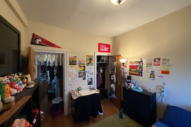 Bedroom - JAN-AUG (spring, summer 1, summer 2): Sunny, close to campus, 3 roommates Apartments