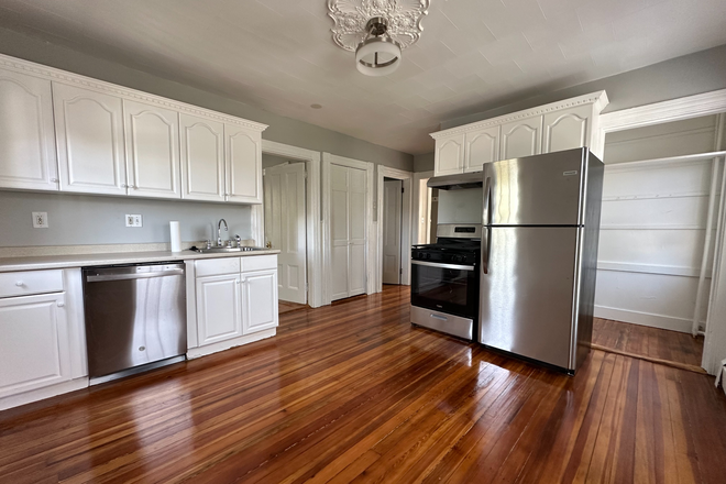 Call NOW for showings! 617-236-8600 - NONANTUM ST - *HALF FEE* LRG 4 OR 5BR AVAIL *9/1/2025* IN OAK SQ W/ LNDRY IN BLDNG, 2 BATHS, EIK, DW Apartments