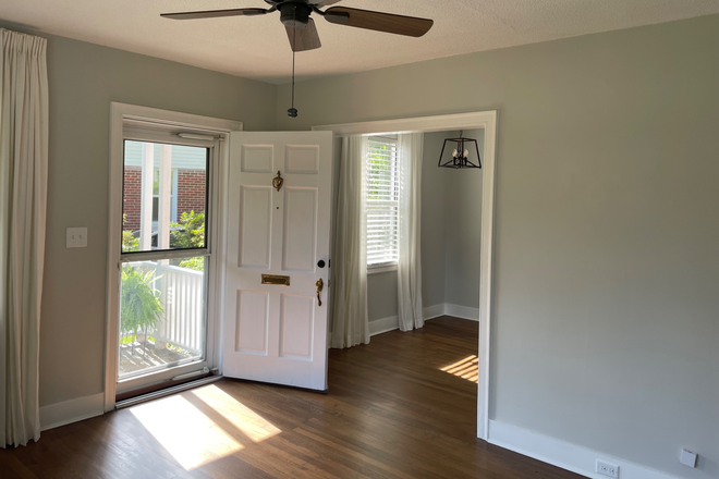 Living Room & main entrance - Avondale area - Minutes from MUSC House