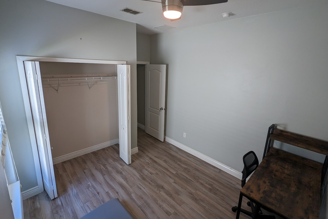 Bedroom for Rent - Quiet Lakefront Home