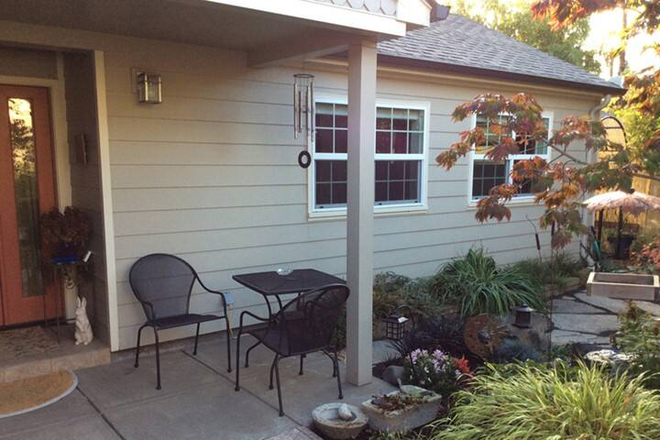 Sitting area in quite off street yard - Evergreen Cottage - Historic Washburne, Springfield, close to campus, restaurants, bike trails Apartments