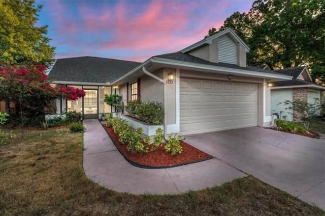 Outside Street View - 3 Private Bedrooms for Rent, Single Family Female House, 6 mins from campus