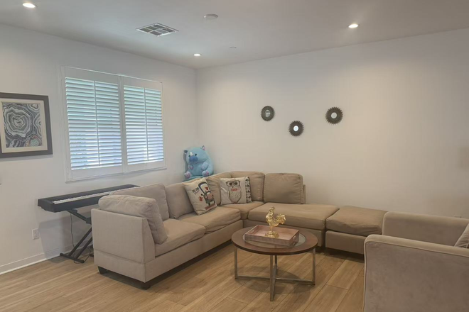 Living room - Winter/Spring/Summer Sublease! Townhome