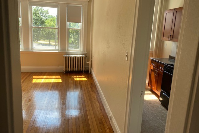 Call call or text Arezou at 617-584-7817 - Large front facing unit with eat-in kitchen!!Heat & Hot water inc.!! NO BROKER FEE!!!! Apartments