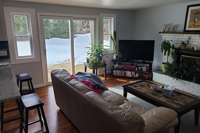Living Room - 2 Renovated Bedrooms Close To Campus House