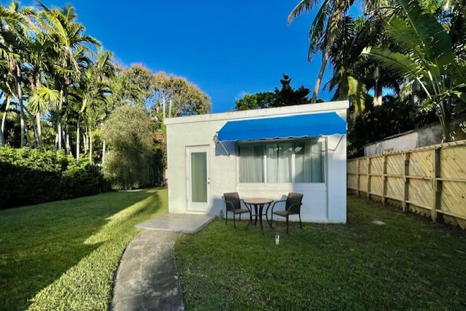 Guest house is situated in grassy, quiet backyard - MIAMI BEACH GUEST HOUSE IN A GREAT NEIGHBORHOOD