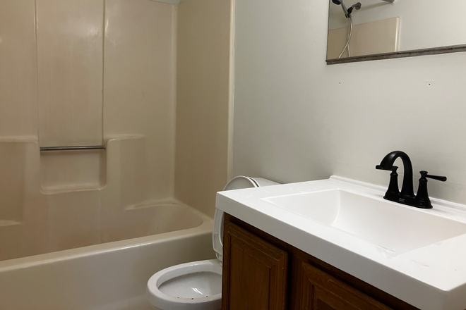 bathroom - One bedroom apartment - Umass bus -  Amherst
