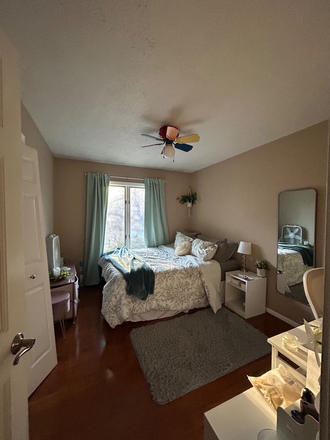 Bedroom 1 - Spacious House with Pool & Yard – 2 Rooms Available All Utilities Included