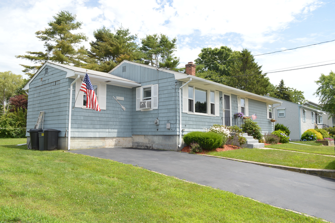 Exterior - 17 Lakeworth Avenue - Narragansett House