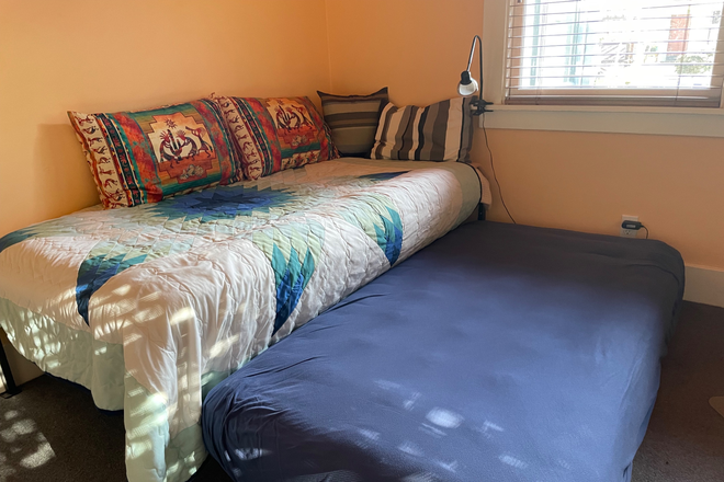 Trundle beds in office - California Bungalow Available Month of July, 15 minute walk to campus House