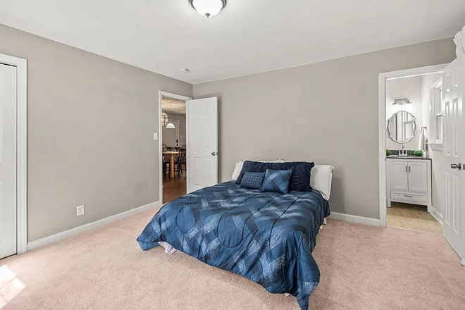 Room for rent with 1/2 bath - Home Near Southpoint
