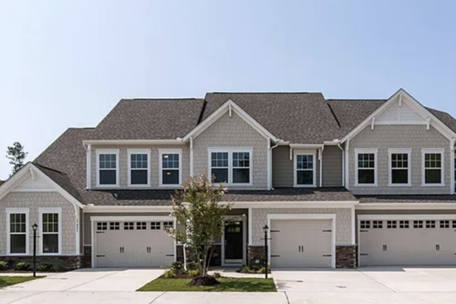 Front - Town Home Nestled in the Green and Posh WestEnd of Richmond.