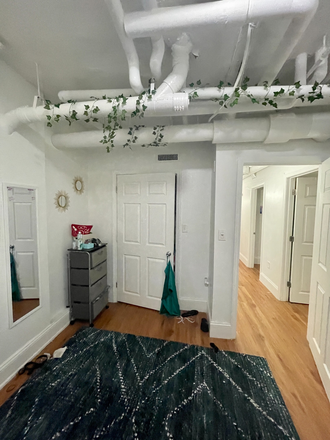 . - 3-bed 1.5-bath on Hemenway St. No broker fee. Contact Will McGowan 617.512.5822 Apartments