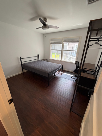 Room 6 - Room for rent just minutes walk from UoH and TSU. 10 min drive to Rice University.