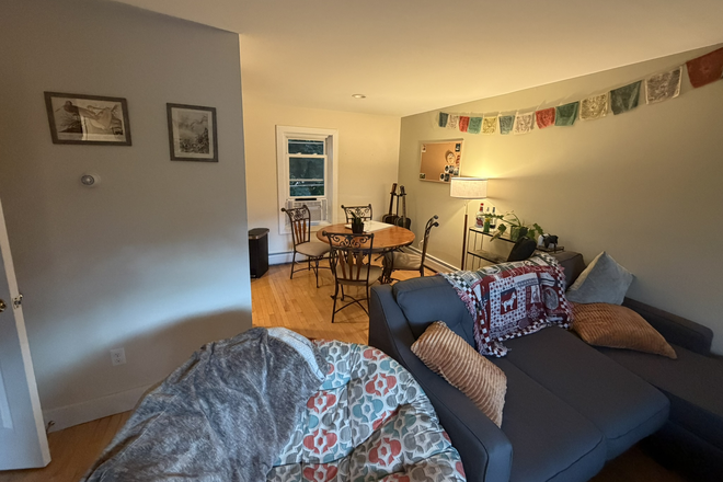 Dining room area - Decatur Street Apartment, close to downtown and campus