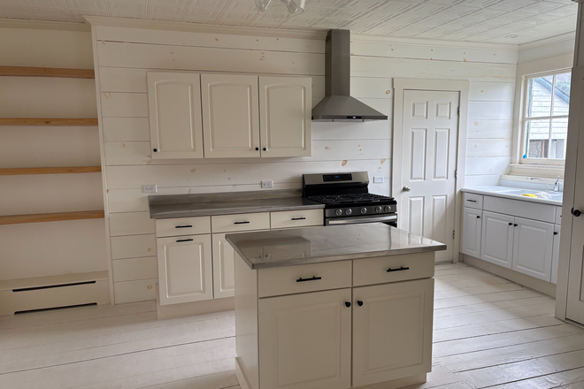 kitchen - Beautiful spot on the White River and a convenient 2 mile drive (or walk!) to VLS. Apartments