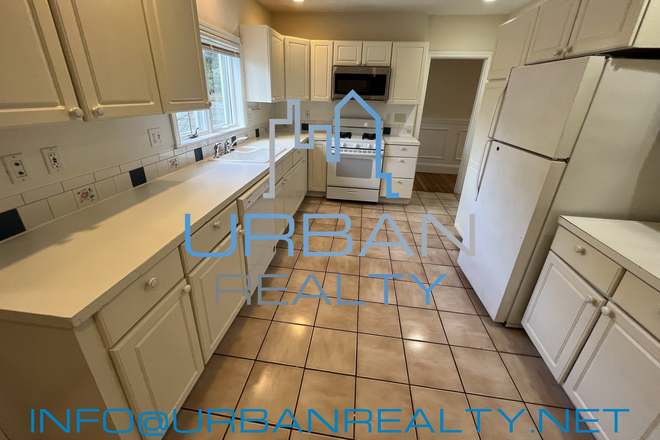 Kitchen - ***NOW RENTING 2026-2027**  LARGE 7 BED  SINGLE FAMILY HOUSE ON GERALD