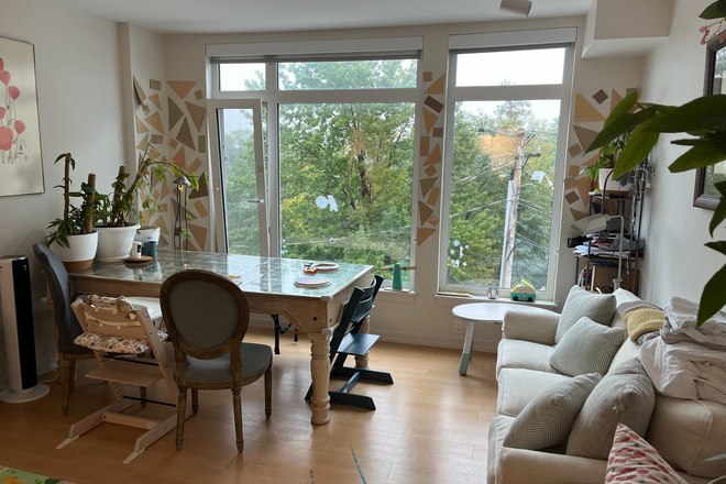 dining room table - bright, spacious 3 BR/2bath from March/Aug 2026