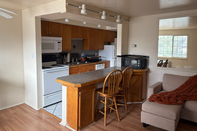 Living room - 1 Bed/ 1 Bath Summer Sublet 2026