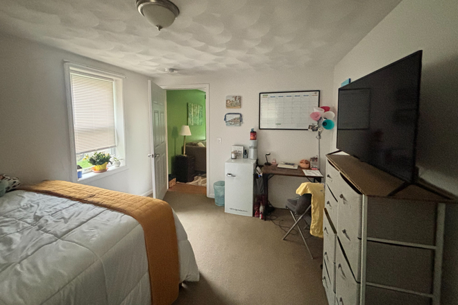 Bedroom of current occupant - 1518 Main Street, Unit One. 20 mins to campus.