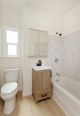 Shared bathroom - One private room available in a 2bd 1ba apartment in south side Berkeley on Telegraph ave