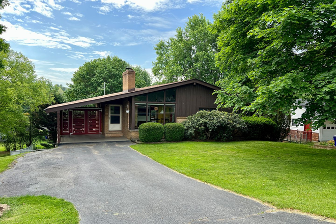  - Charming 3 Bedroom Christiansburg Home