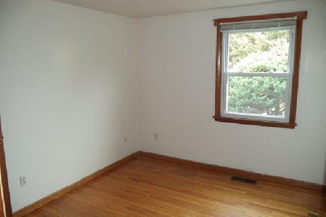 Bedroom - 27 Hobart Lane - 3BR Duplex (Campus Area) Duplex