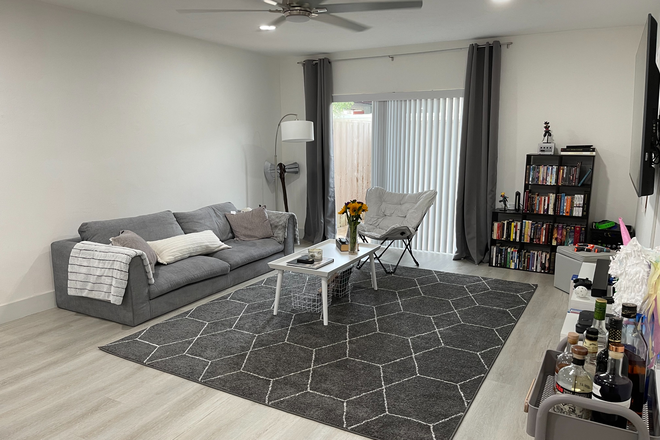 living room - 2/2.5 by owner, washer inside,walk to metro,Dadeland Mall Condo