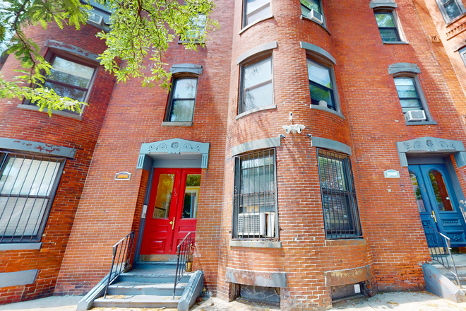 Front Door - Great 2-bedroom apartment 2 blocks from NEU Quest Properties