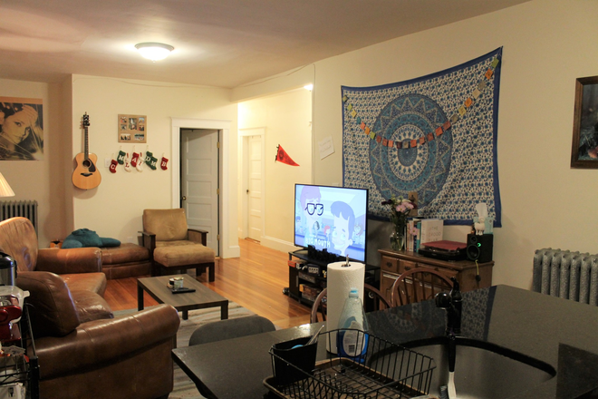 Living Room - 5 Bed 2 Bath on Hillside! Easy Commute to Campus Apartments