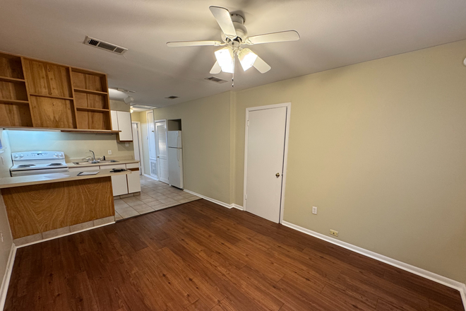 great space for entertaining - NOVEMBER MOVE IN...JUST IN TIME FOR THE HOLIDAYS!