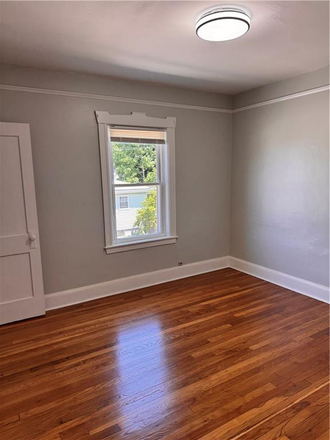 bedroom - Bright 3-Bedroom Apartment in Oak Hill – Hot Water Included, Parking & Pet Friendly.