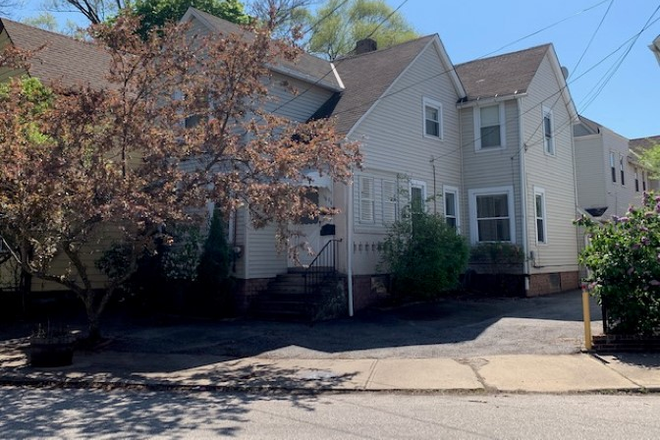 Exterior Front - Little Italy Spacious Apt In 2 Family Home /Close to CWRU + CCF