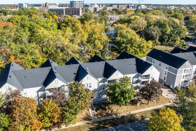 1006 Oakcrest Street Iowa City - Updated 2 Bedroom FREE Parking! Walk to Class UIHC, Law, Pharmacy, Dental Kinnick!! On Bus Route! Apartments