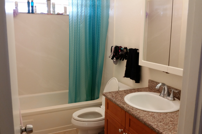 Bathroom - Rooms for rent near UH/Chaminade University/HPU: House