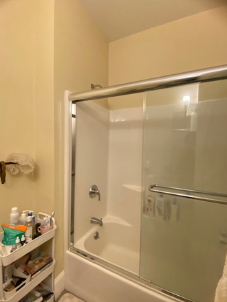 Shared bathroom - Seeking Part-time Student / Post Doc / Faculty for Lease Takeover Apartments