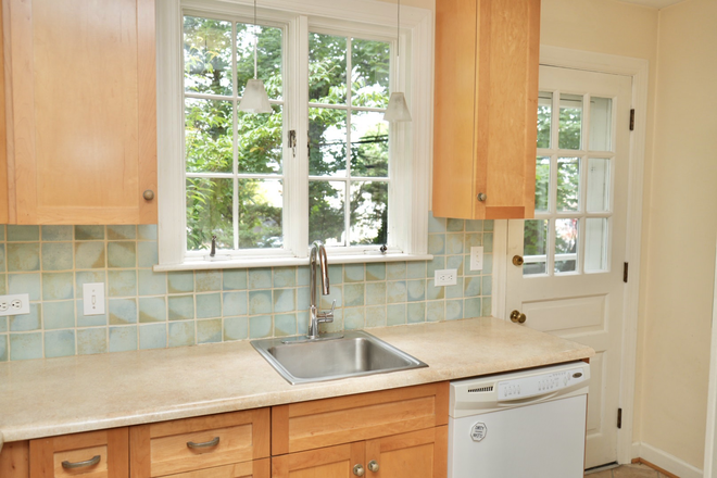 Kitchen - 4 Bedroom Duplex Available Near UVA!