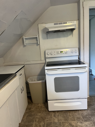 Kitchen Stove/Oven - Apartment with One Bedroom in quiet owner-occupied house, 3rd Floor, with private covered porch.