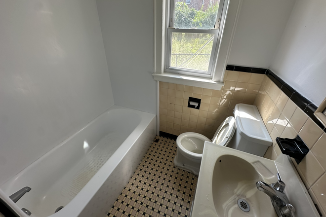 BATHROOM - SHORT TERM FURNISHED FALL/SPRING ROOM RENTAL House