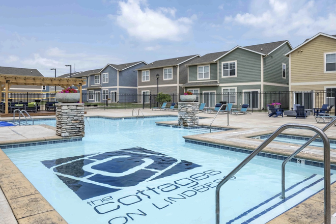 Pool - Cottages on Lindberg Apartments