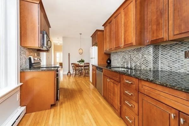 Kitchen - 3 bed apartment under 10 minute walk to Northeastern (Boston)