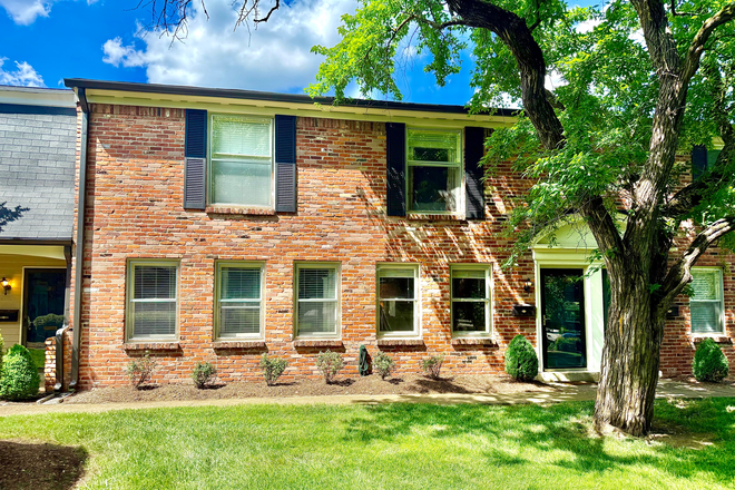 Front - Charming Georgetown Townhouse in the Heart of Green Hills