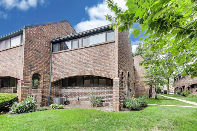 Property View - 821 S Racine Ave Unit D, Chicago, IL 60607, close to campus with attached parking Townhome