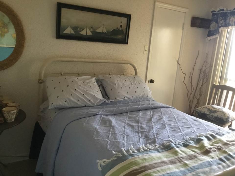 Uthsc Off Campus Housing Search Two Fully Furnished Bedrooms Zoom Image Bedroom 2 Queen Bed Next To Bathroom